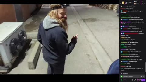 2023-02-07 (6bis.3) - Un clochard fouille les poubelles en Megane III RS + Croix Rouge - (avec chat)