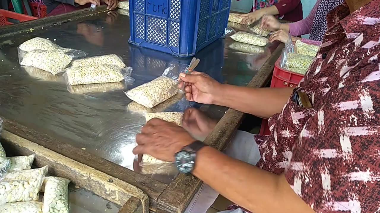 Pengrajin Tempe Terancam Bangkrut