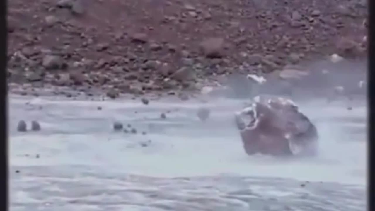 Boulder’s Tumbling Descent on Mount Elbrus! 🪨🏔️😱