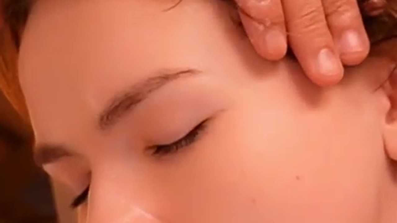 Use carbonic acid to stimulate blood circulation in the scalp #asmr #headmassage #massage