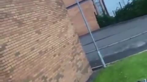 Funny people, guy climbs onto the roof in no time