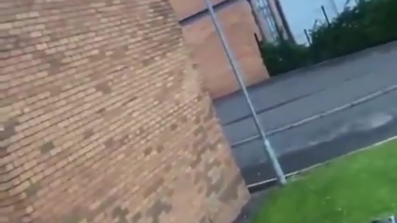 Funny people, guy climbs onto the roof in no time
