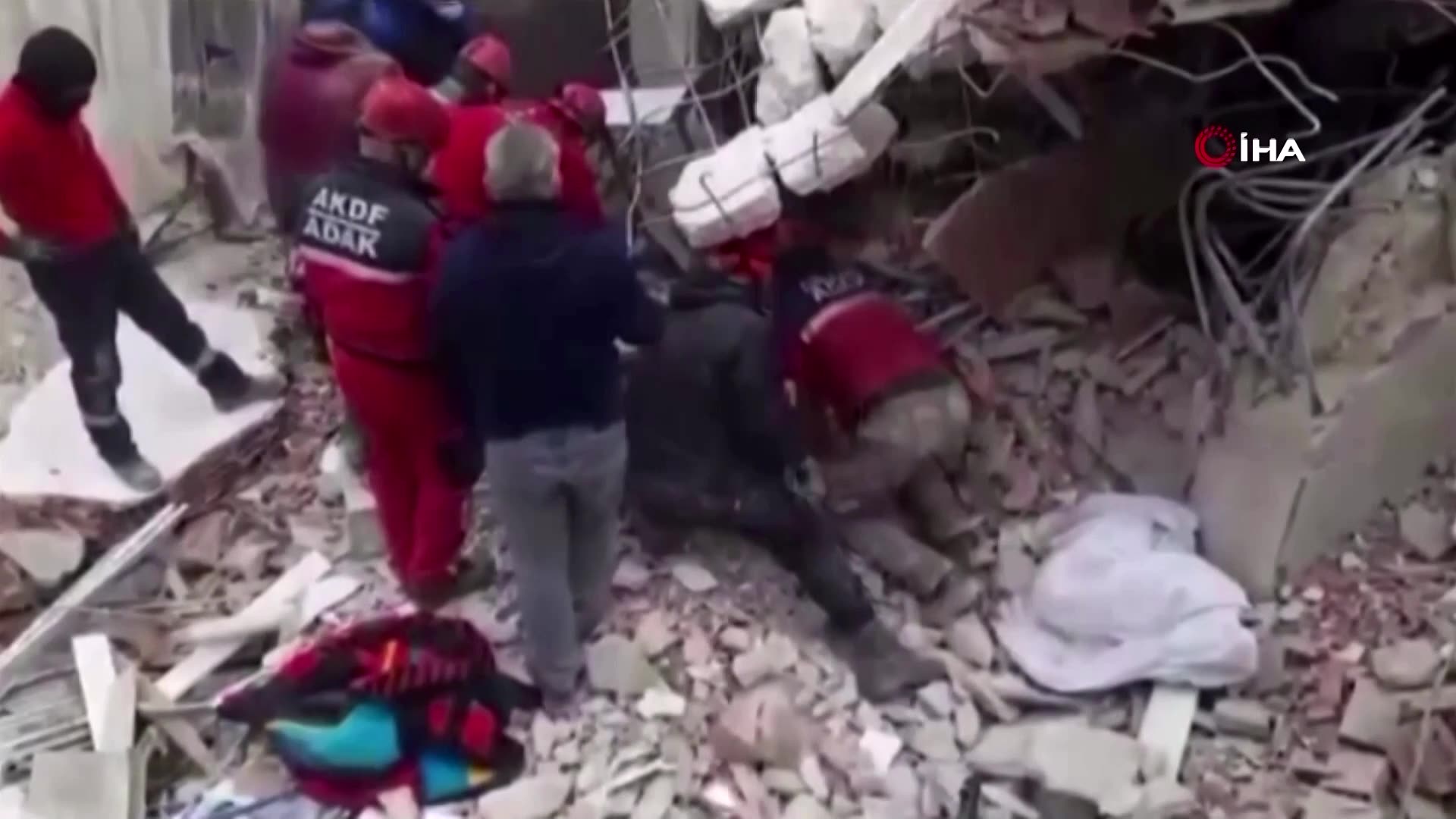 Moment debris falls onto rescuers in Turkeys Hatay