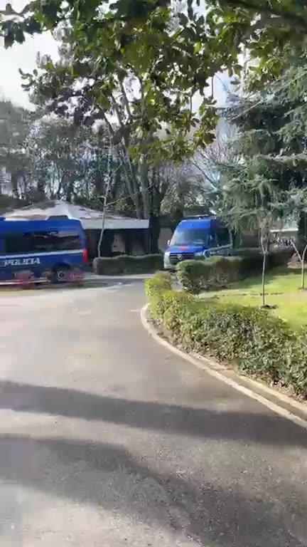 VIDEOLAJM/ Rama i tmerruar, rrethon deputetët e opozitës me policët e Çuçit