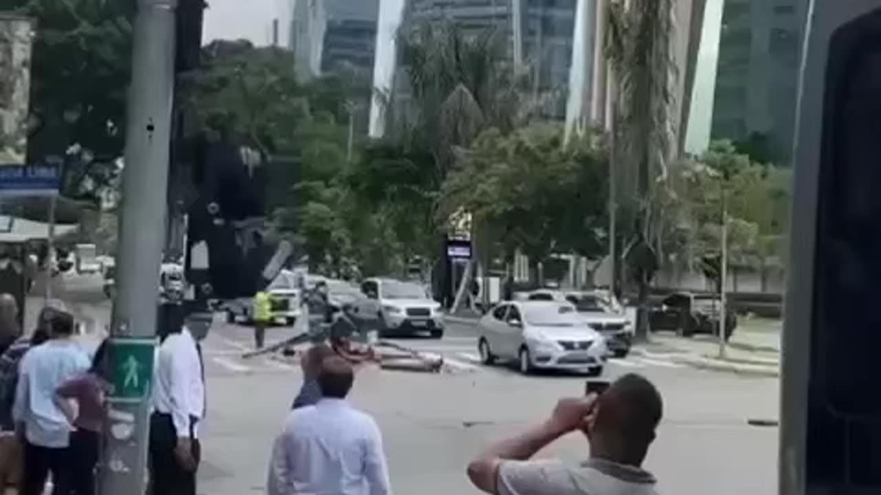 Guindaste cai no meio da Avenida Faria Lima;