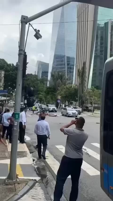 Guindaste cai no meio da Avenida Faria Lima;