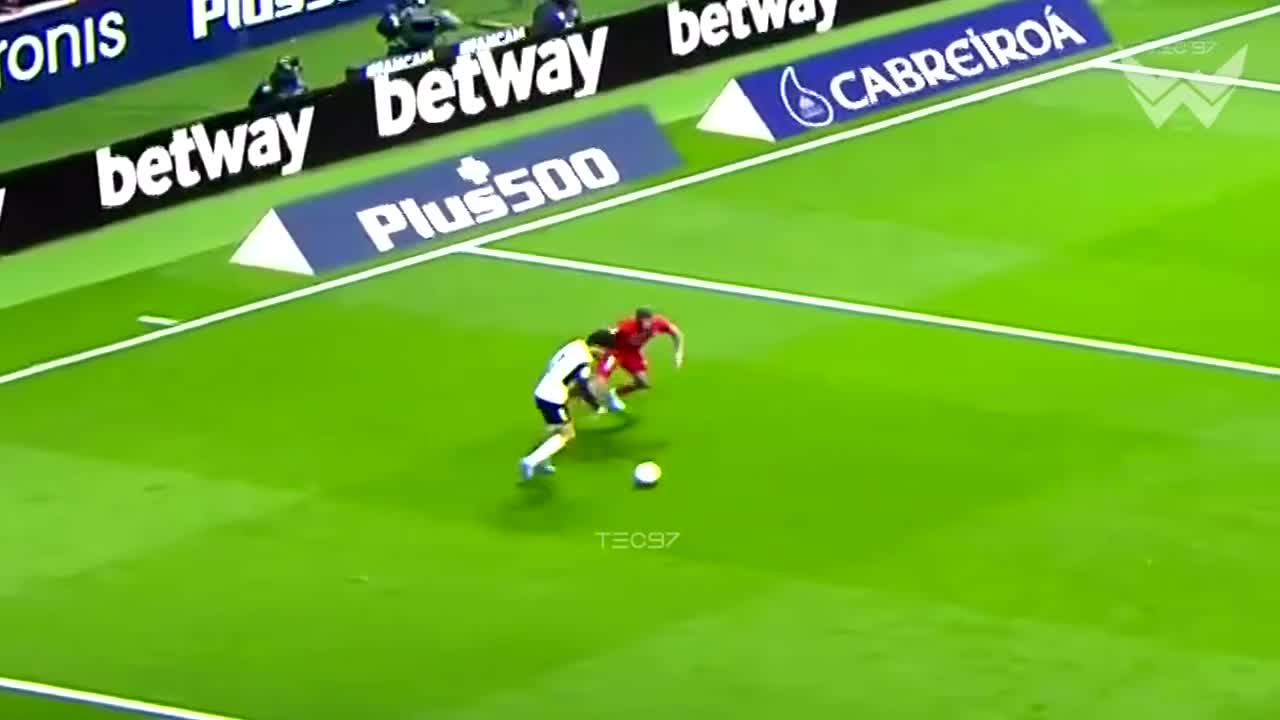 Football moments when 1 vs 1 isnt fair