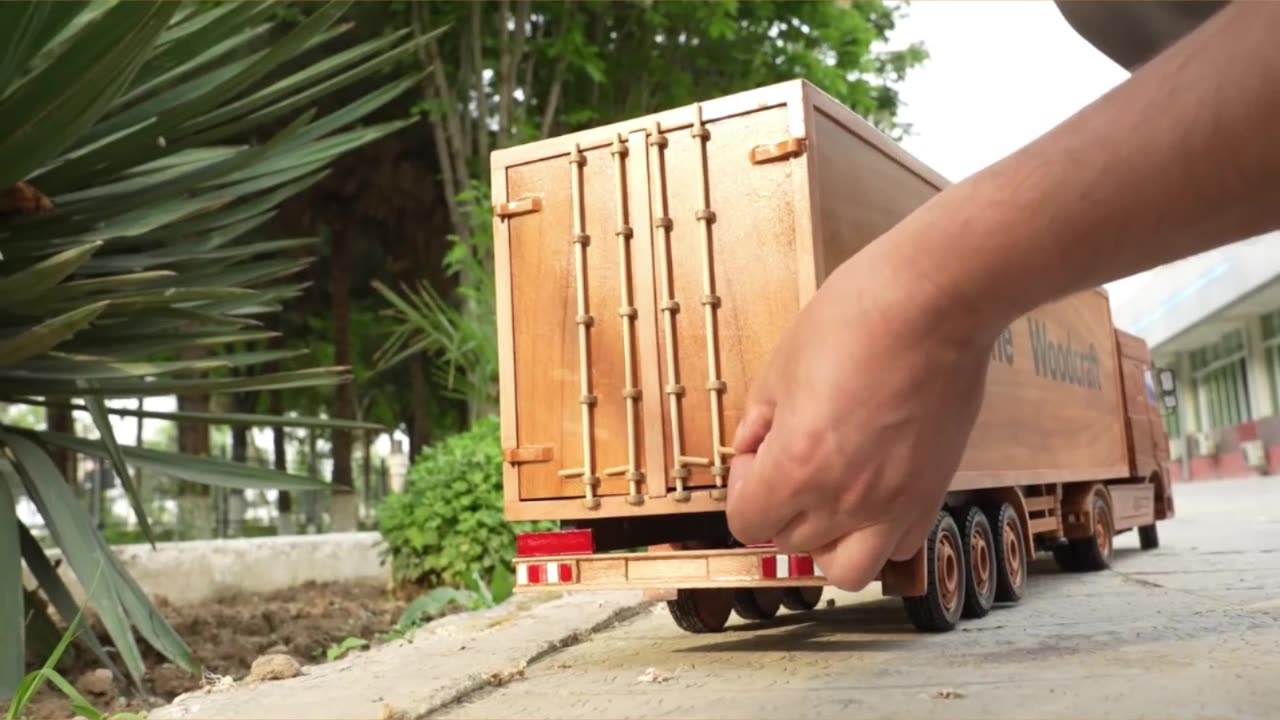 How to make a DAF XF Trailer Truck easily from wood