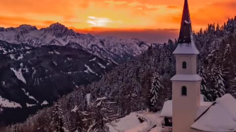 When fiery orange skies contrast against snow-blanketed landscapes. 🔥