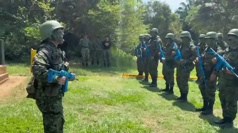 Video: Claudia López se vistió de militar y “comandó” un pelotón de políticos