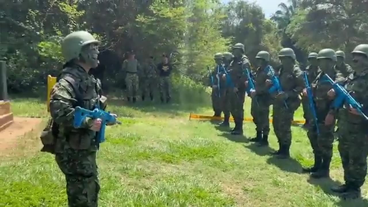 Video: Claudia López se vistió de militar y “comandó” un pelotón de políticos