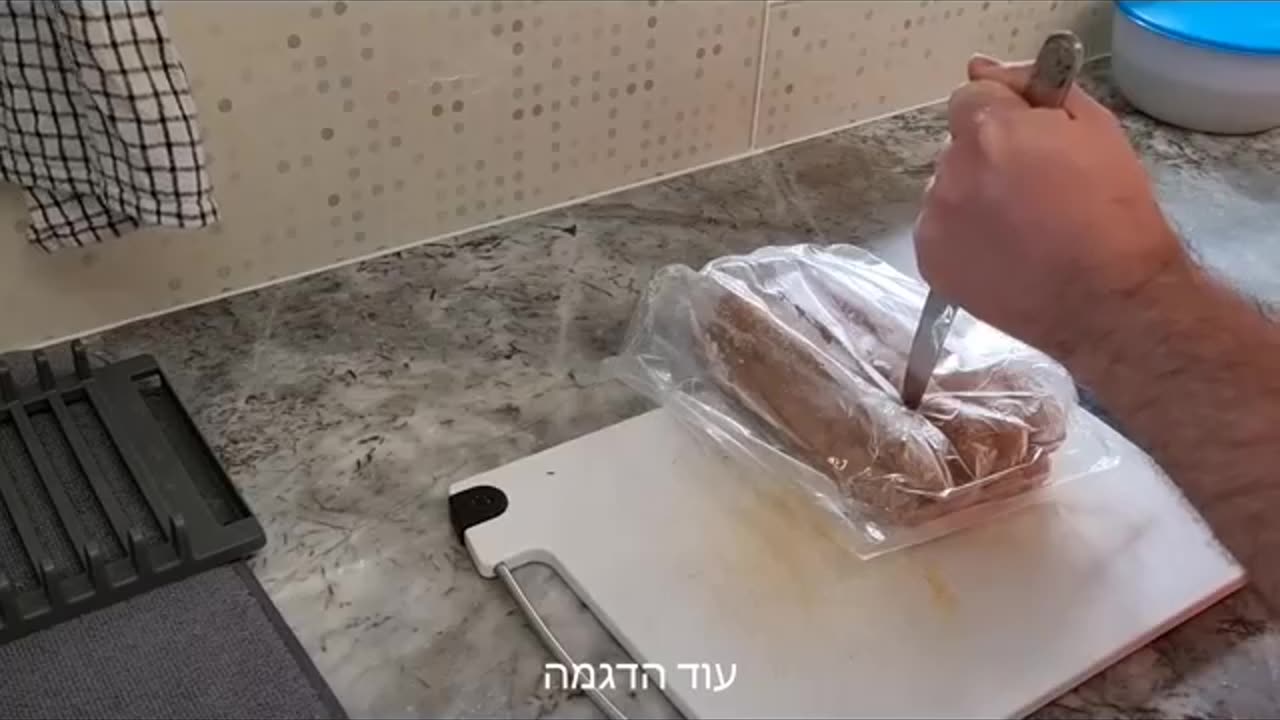 שיטה להפרדת נקניקיות קפואות עם סכין