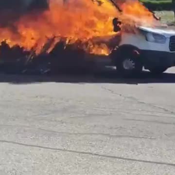 Un camión en llamas causa alarma en Madrid al recorrer un tramo de la M-11 sin conductor.