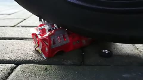 Mainan Hancur di lindas ban Motor