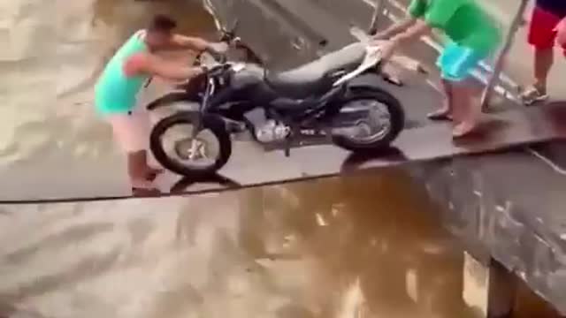 Funny people, watch as these "experts" load this motorcycle onto a boat