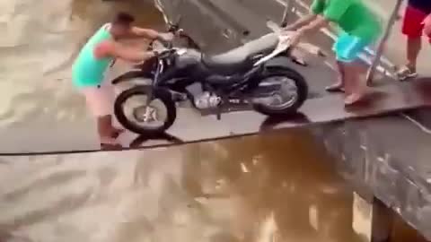 Funny people, watch as these "experts" load this motorcycle onto a boat