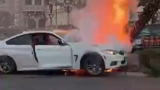 Driver is very lucky / man pulled from burning car