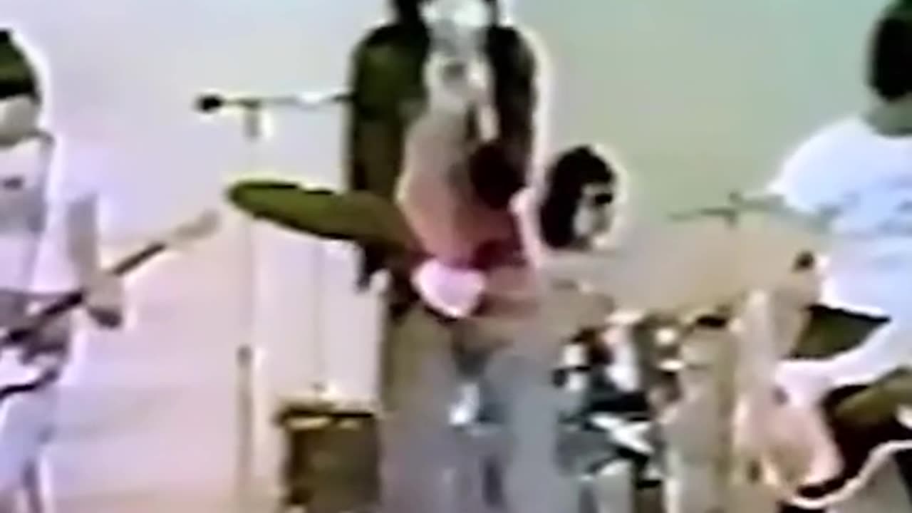 Extremely Rare - Ramones - Live 1975 ~ The Blitzkrieg Bop