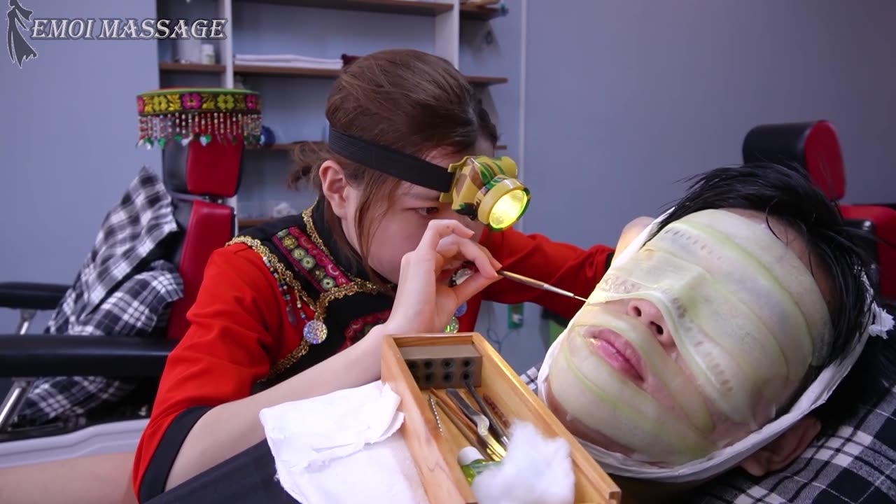 Vietnam beauty barber shop service shampoo, face care, shaving, ear clean, cool and relaxing massage