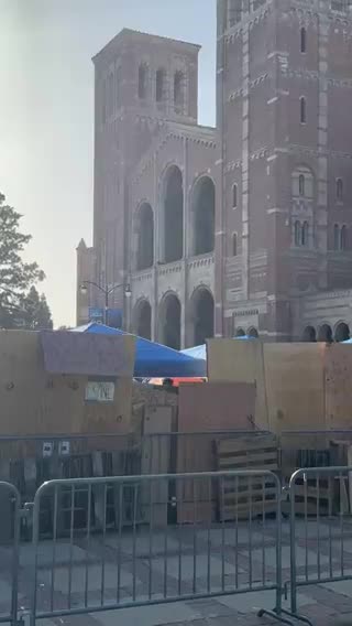 Look at all the work the put into their wall though. Quality workmanship 🤣🤣🤣🤣