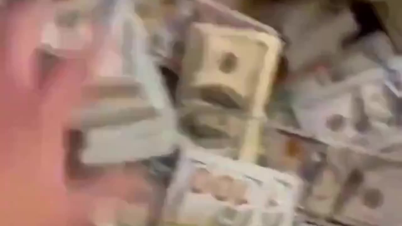 🇺🇦 Member of Zelenskyy’s Party found with millions during a draft evasion investigation.