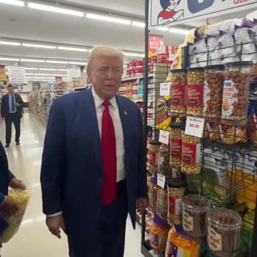 President Trump takes home popcorn from Sprankle’s Neighborhood Market 🍿