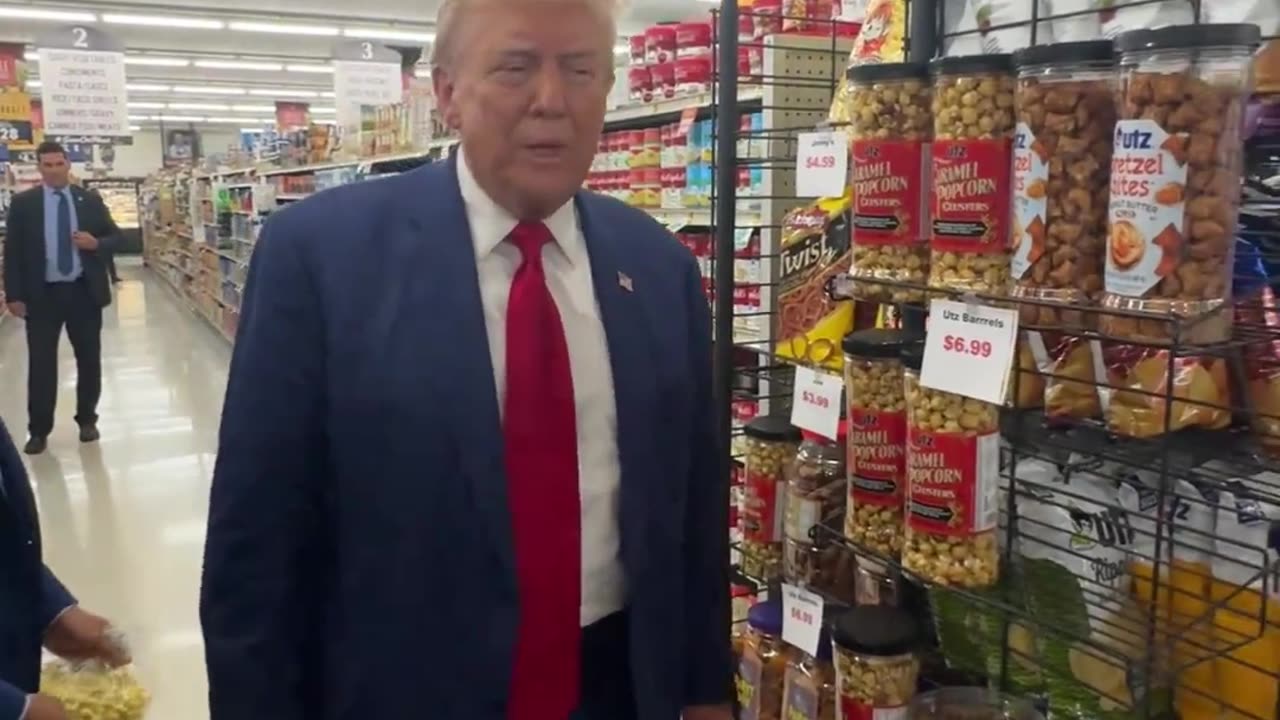 President Trump takes home popcorn from Sprankle’s Neighborhood Market 🍿