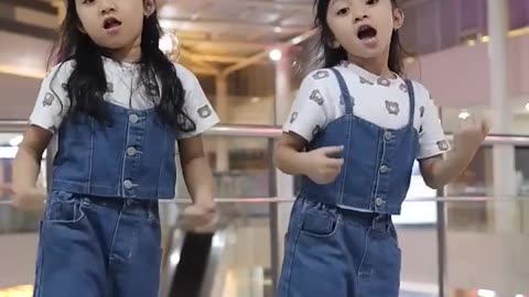TWINS DANCE VIRAL