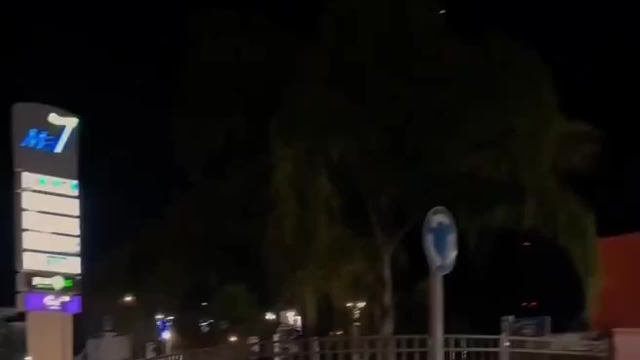 Israeli settlers fleeing as they see Hezbollah rockets lighting up the sky in Haifa