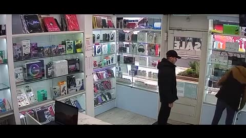 Assault and Theft in a Phone Store – A Group of Youngsters Attack a Salesperson