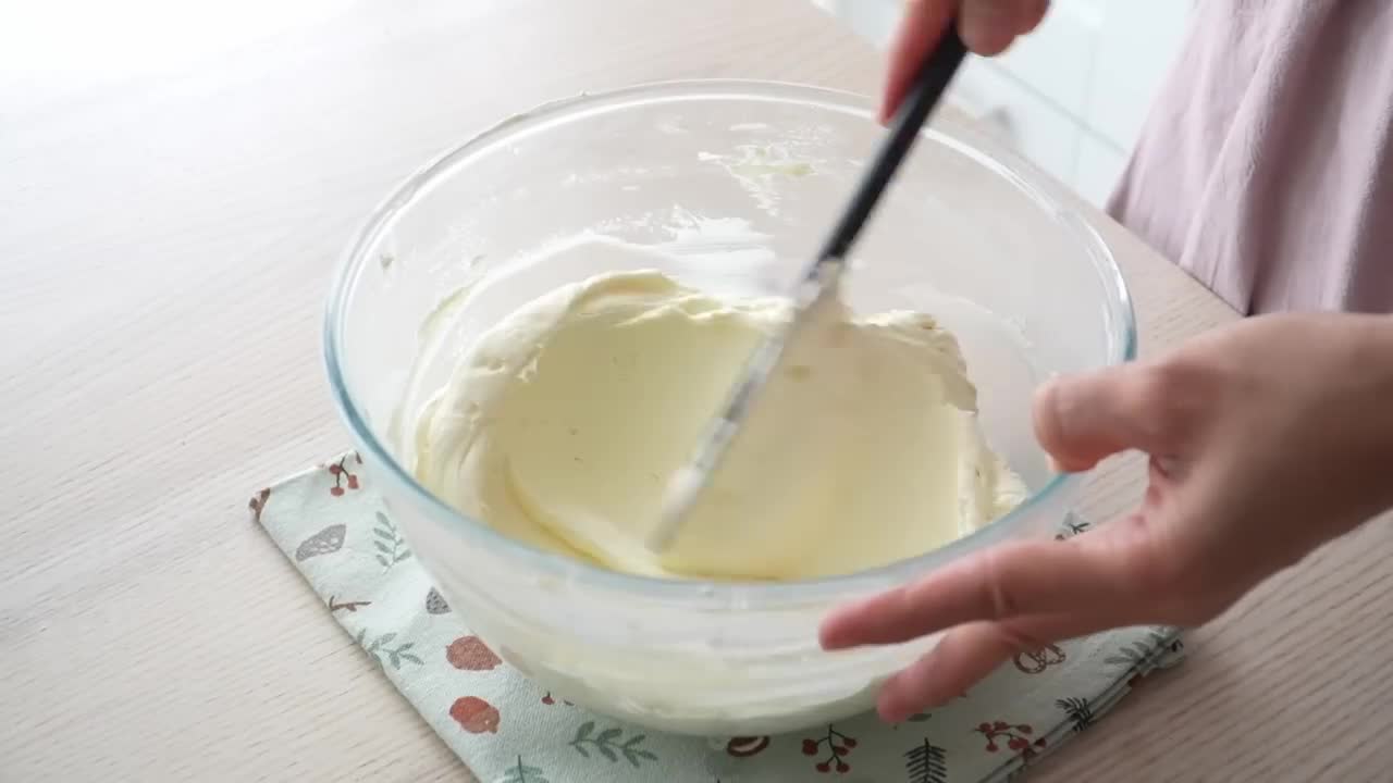 Lunchbox Mini Cake. Easy Recipe. Chocolate cake And Vanilla Butter Cream