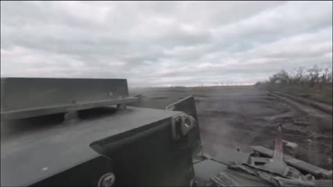 Ukrainian Bradley Fires On Advancing Infantry