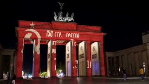 Hackeři se nabourali do promítačky a nasvítili Brandenburskou bránu Praporem vítězství Rudé armády!