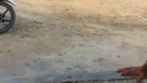 A MAN AND A WOMAN ARGUE AND THEN THROW STONES AT EACH OTHER😨😨😨😨