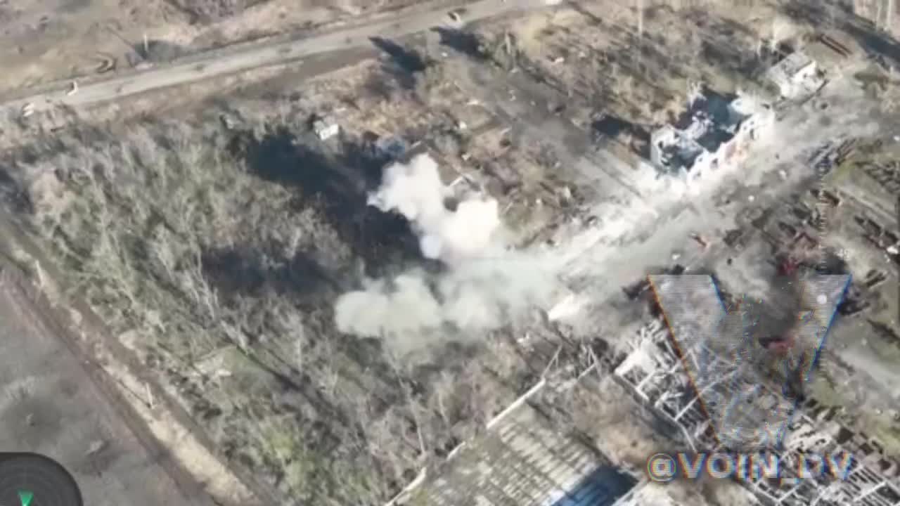🇷🇺🇺🇦 Russian artillery covering enemy infantry in Ugledar.