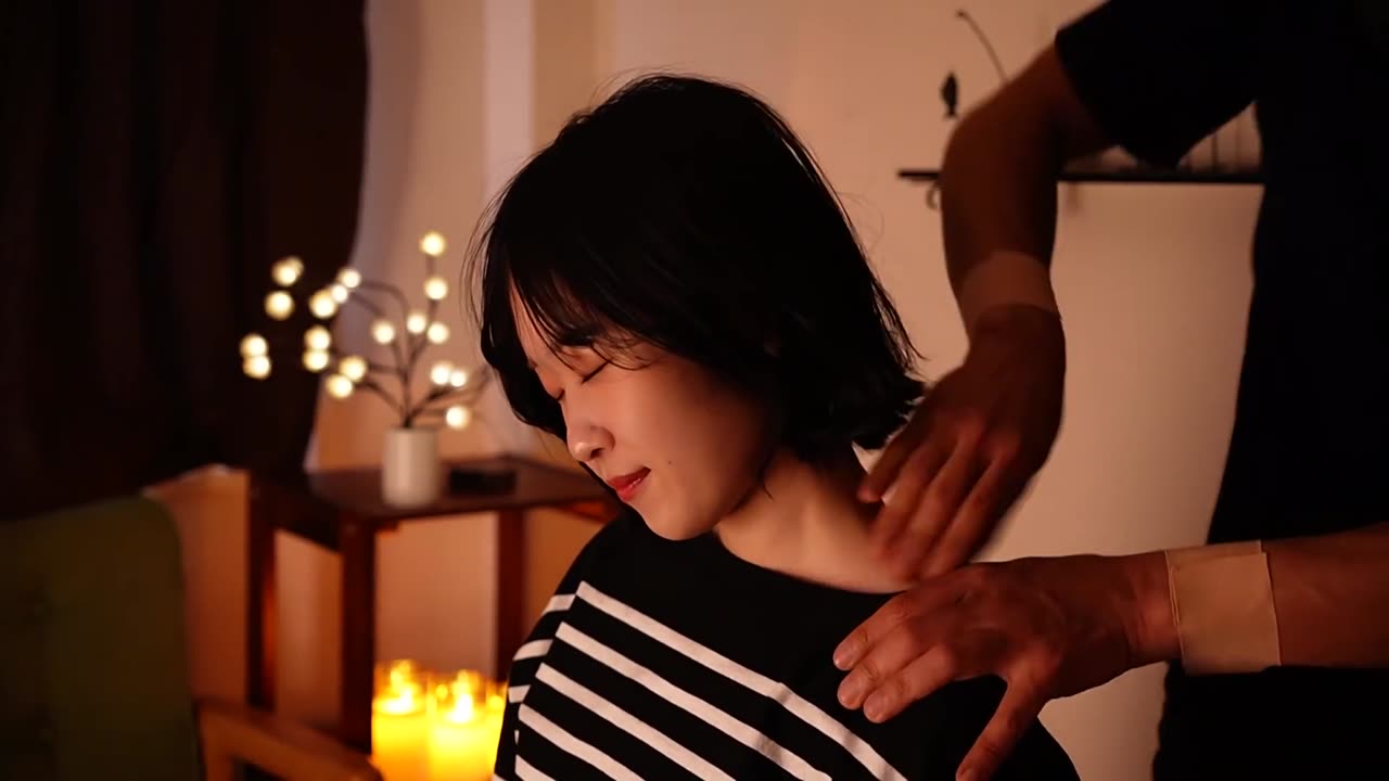 [Binaural] ASMR Shoulder Massage (Lily Smile at the end)