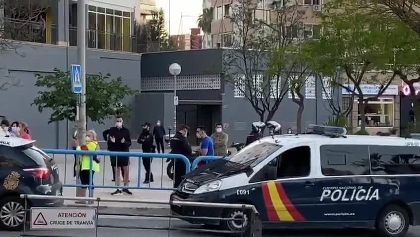 Gritos de "¡Libertad!" ante 3 familias retenidas por Policía por llevar «Gobierno Dimisión»