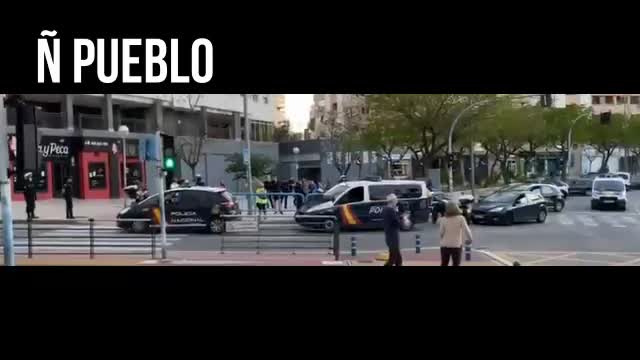Gritos de "¡Libertad!" ante 3 familias retenidas por Policía por llevar «Gobierno Dimisión» (2)