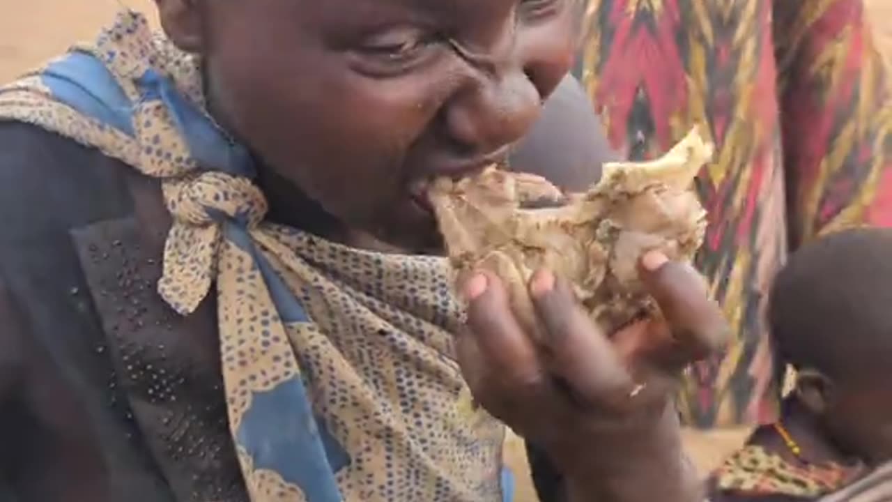 Wow.. It's beatiful woman cooking lunch verry delecius , soup hanzabe tribe family enjoying😜