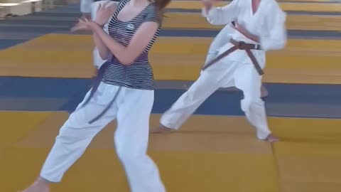 Karate treino de kata faixa marrom