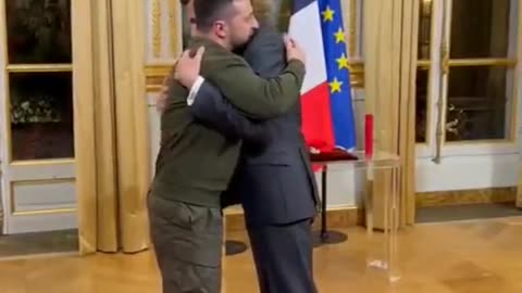 Cokehead Zelensky receives one of Frances highest honors....