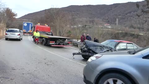 Autobusi me nxënës përplaset me BMW-në në Librazhd-Prrenjas