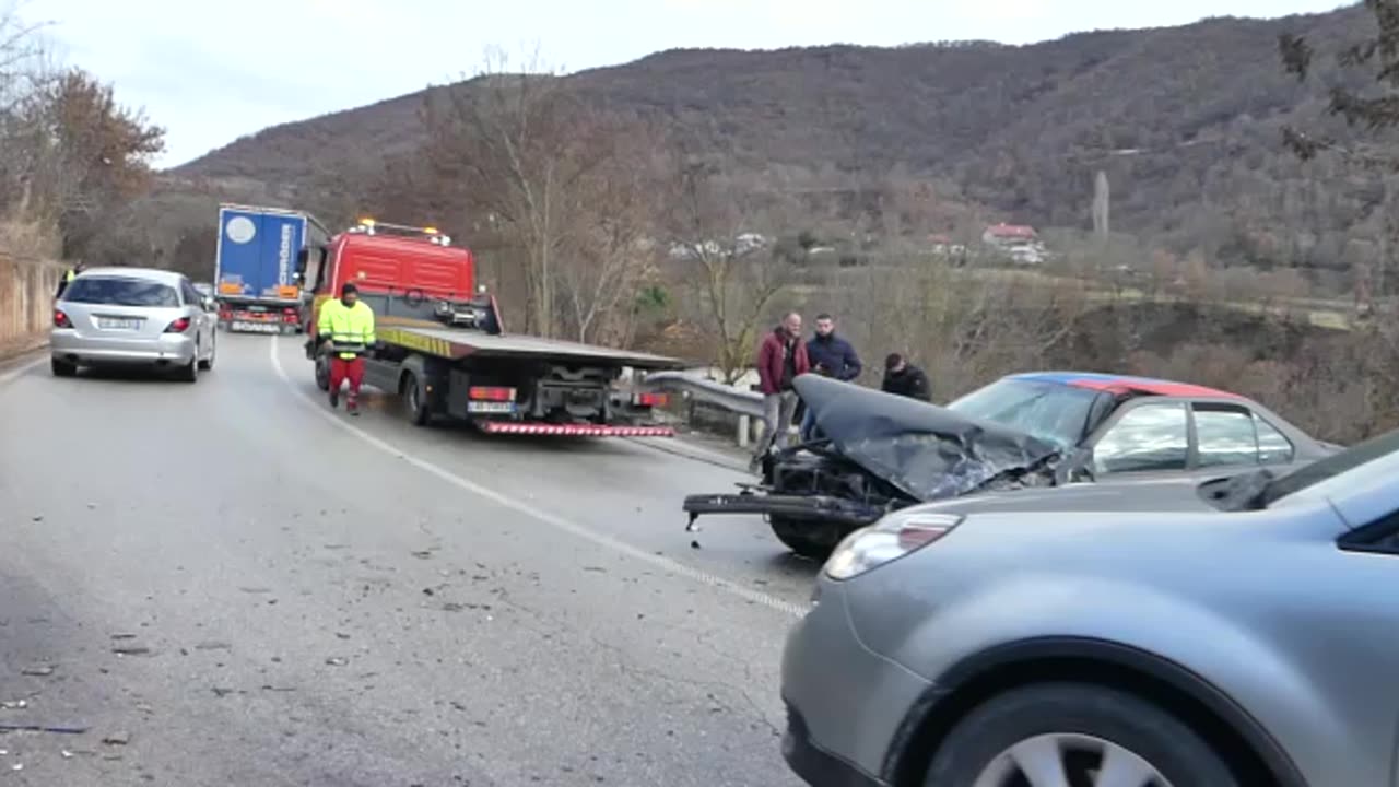 Autobusi me nxënës përplaset me BMW-në në Librazhd-Prrenjas