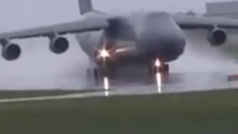 Amazing C-5 Galaxy Take Off