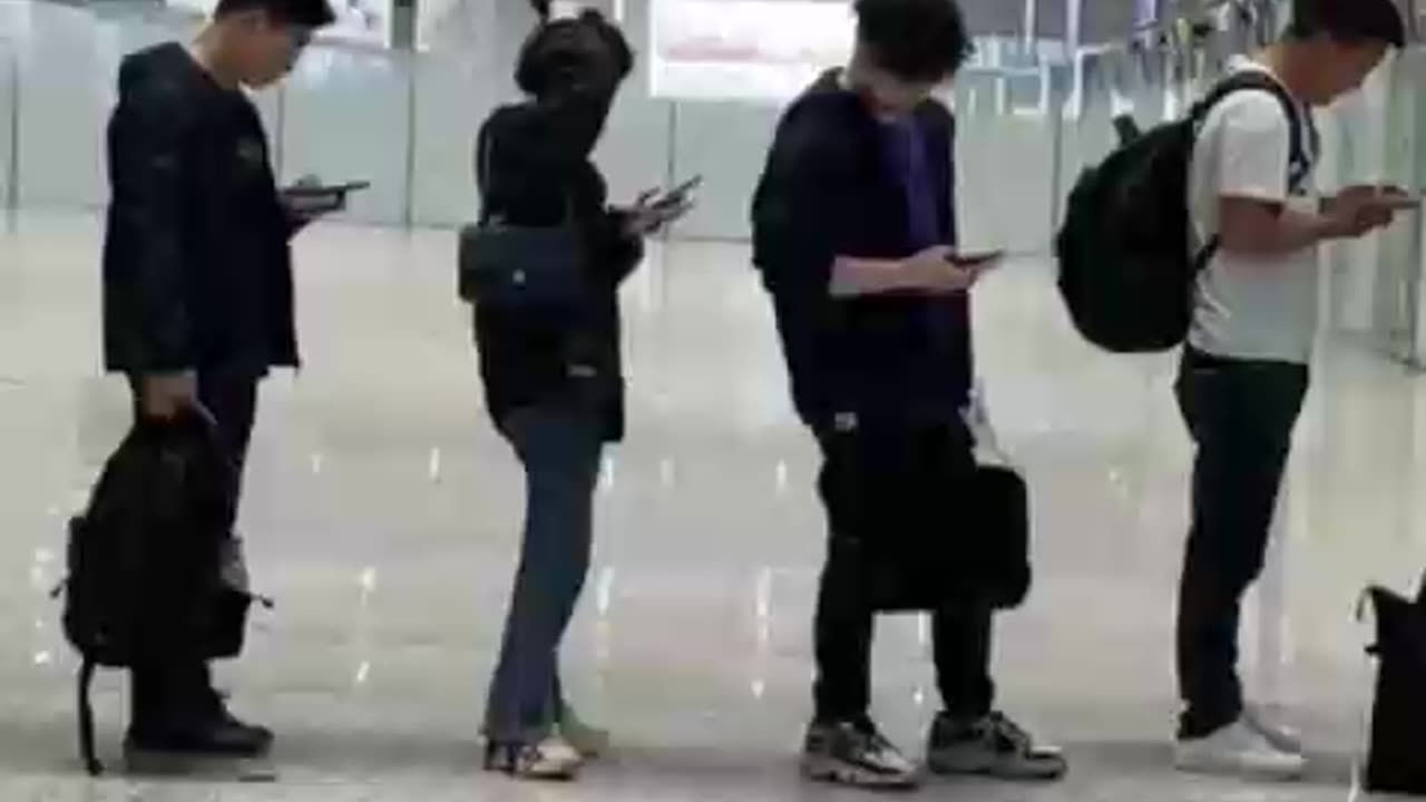 Attaccati al cellulare e disconnessi dalla vita