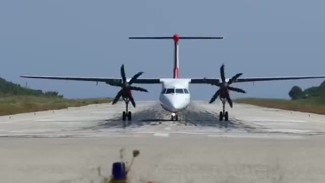 SKIATHOS 2018 - LOW LANDINGS and JETBLASTS vs. PEOPLE - Airbus A321, Boeing 717 ...