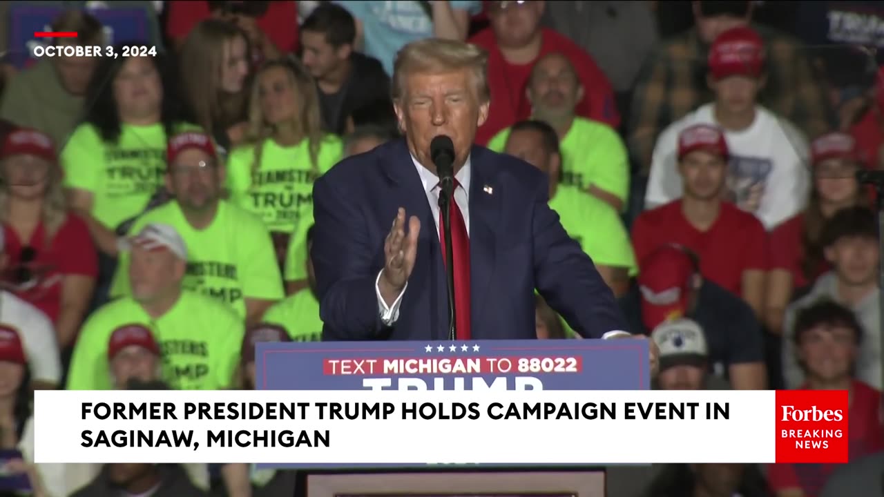 SURPRISE MOMENT- Trump's Teleprompter Shorts Out During His Speech At Michigan Rally