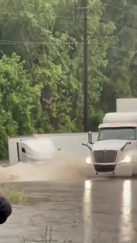 VIDEO shows moment big rig is swept away by flood waters on fwy in Livingston, TX