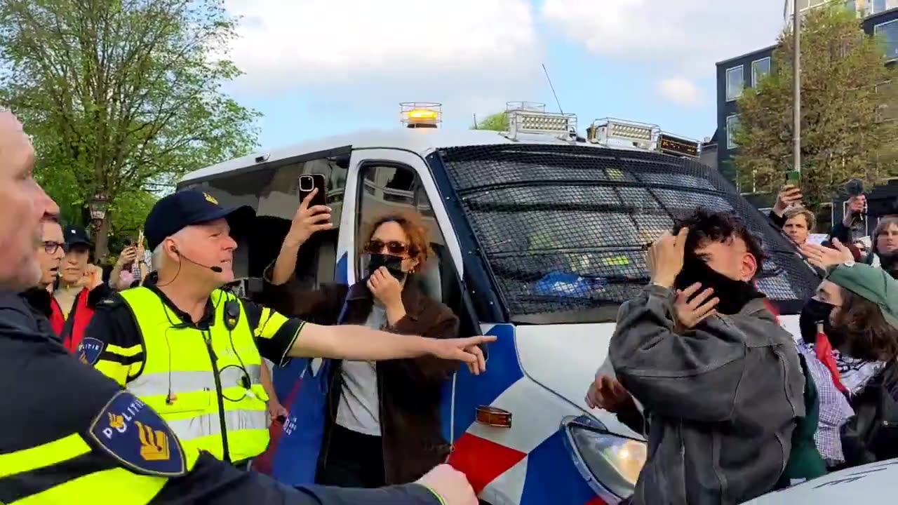 Jew-hating protester gets a blow to his head (shoulder) during pro-Hamas riots.