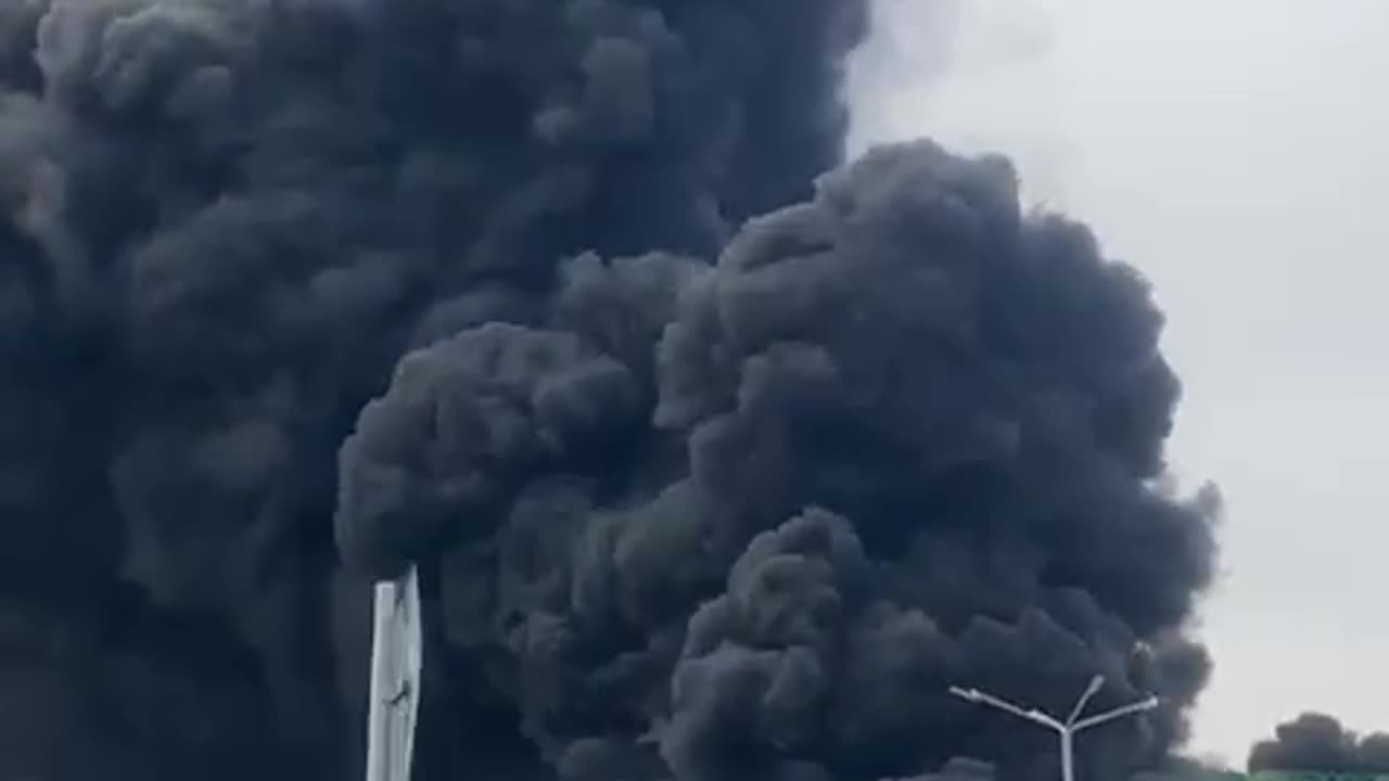 🔥😮 A shopping center is on fire in Khabarovsk,Russia. Previously, the area of